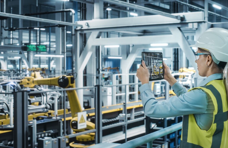 elektrotechniker_in_der_fabrik