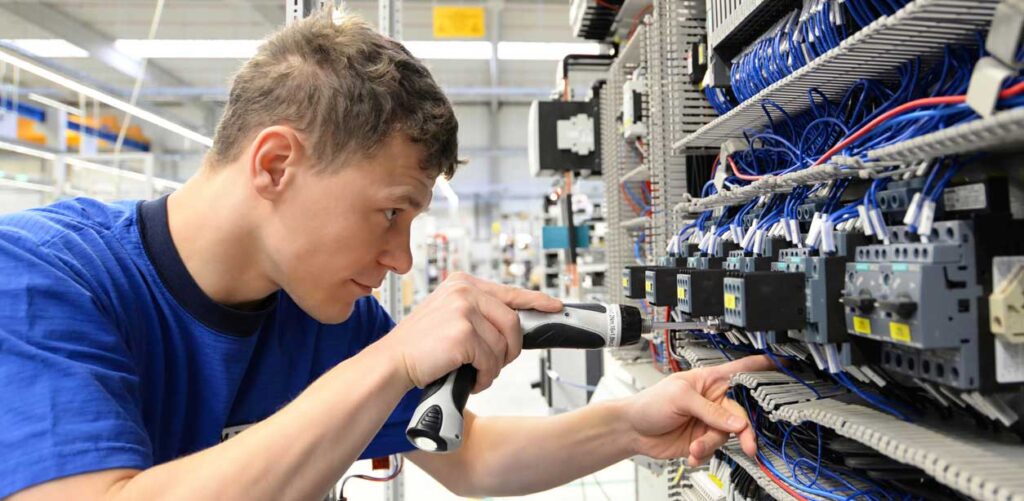 Electronics Technicians & Energy Technicians in Shipbuilding – Responsibilities, Training, and Future Prospects