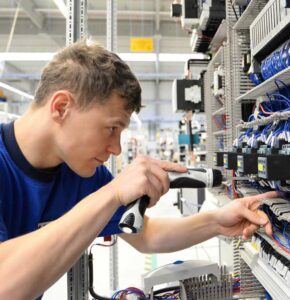 Electronics Technicians & Energy Technicians in Shipbuilding – Responsibilities, Training, and Future Prospects
