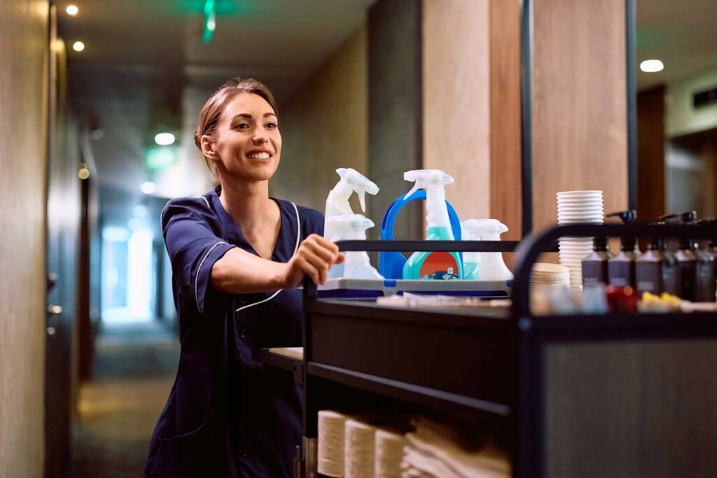 Reinigungsteam mit Reinigungswagen im Hotelflur