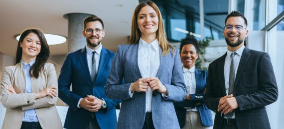 Business team with female leader smiling personalleasing osteuropa