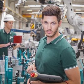 maintenance technicians team while programming robots vorteile des personalleasings